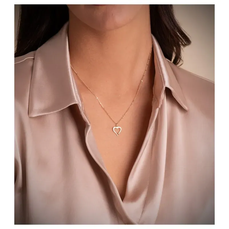 Colgante en Oro de 18k con forma de corazón 13 mm. con diamante natur