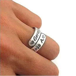 Sortija plata Ley 925m bandas abiertas cruzadas delante nombres personalizados detalle corazón