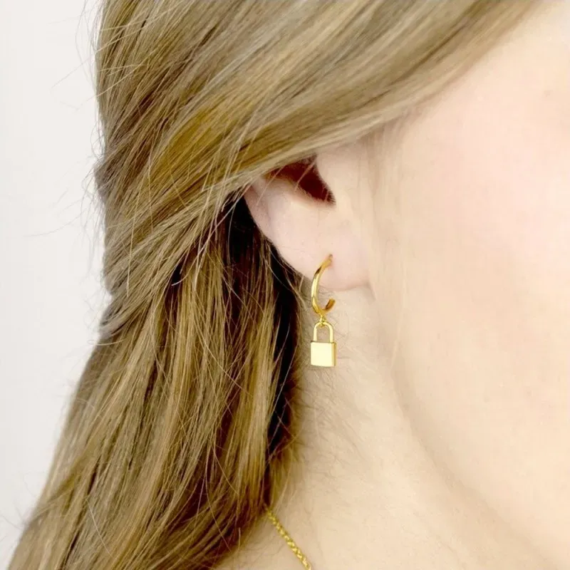 Aros Pendientes en Plata de Ley 925m chapados oro 11 mm. candado colg