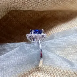 Sortija oro blanco 18k zafiro brillantes 0,56ct. [AB2839]