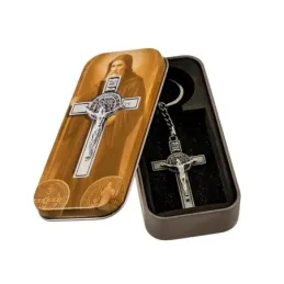 San Benito Llavero metálico de 6.5 cm. y 3.5 cm. de ancho Cristo en r