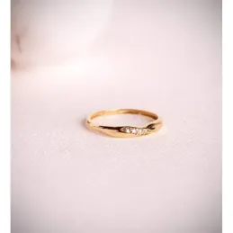 Sortija en Oro 18k reliada 4 diamantes 0.05ct. ancho máximo cuerpo 2.