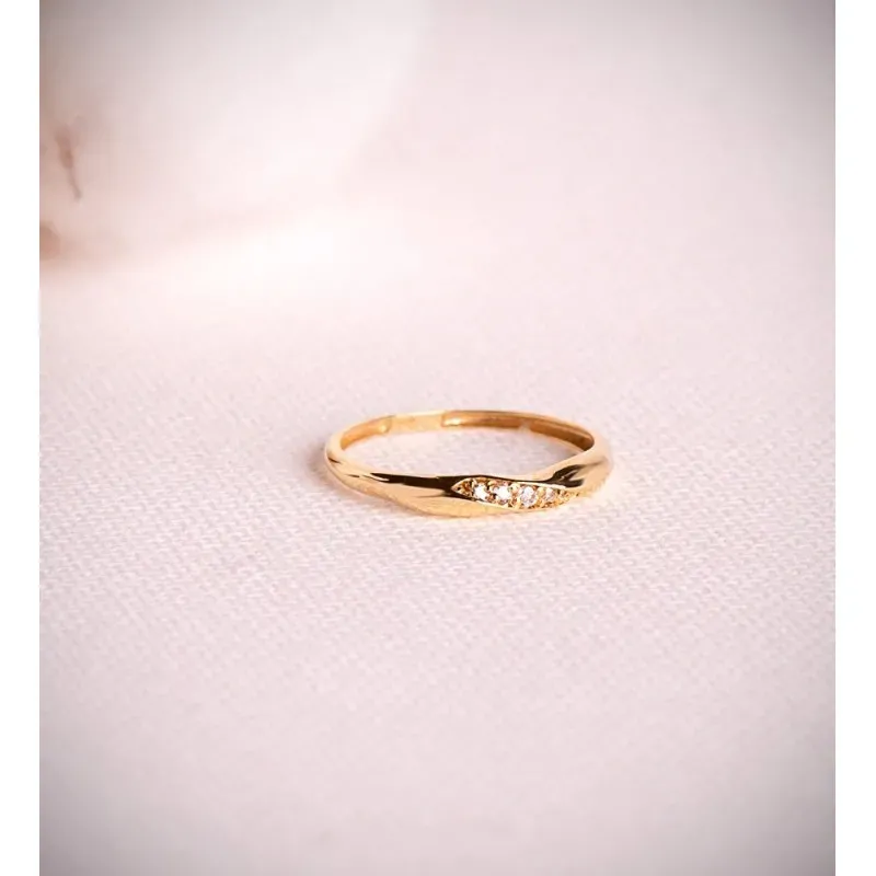 Sortija en Oro 18k reliada 4 diamantes 0.05ct. ancho máximo cuerpo 2.