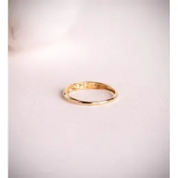 Sortija en Oro 18k reliada 4 diamantes 0.05ct. ancho máximo cuerpo 2.