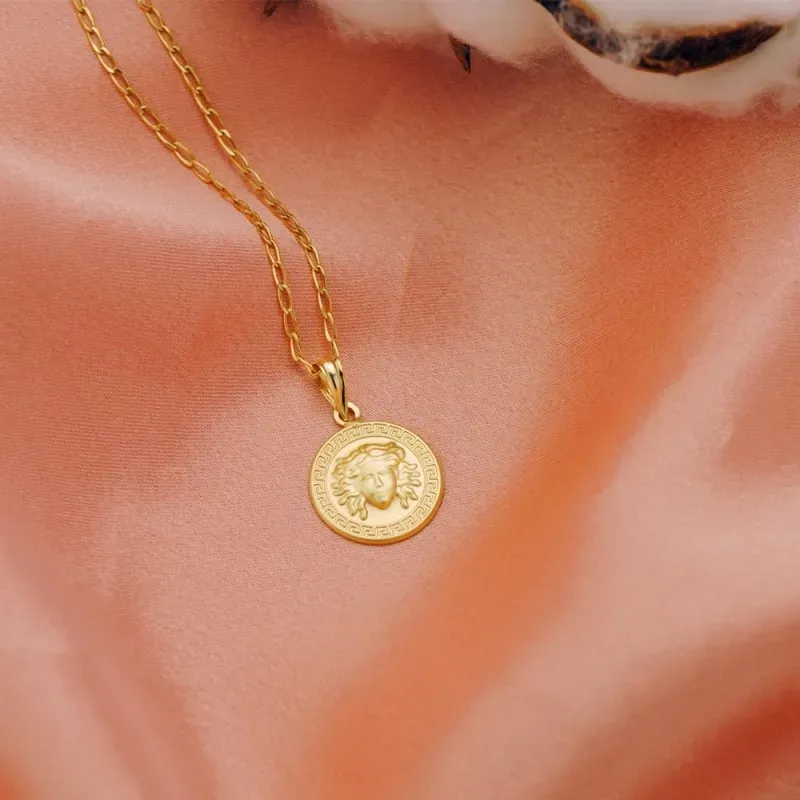 Colgante Oro 18k Gorgona 15 mm. cenefa greca matizada