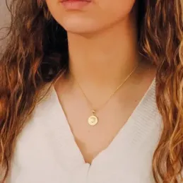 Colgante Oro 18k Gorgona 15 mm. cenefa greca matizada