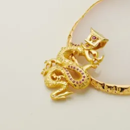 Colgante oro 18k unisex dragón combinado circonitas rojas detalles ta