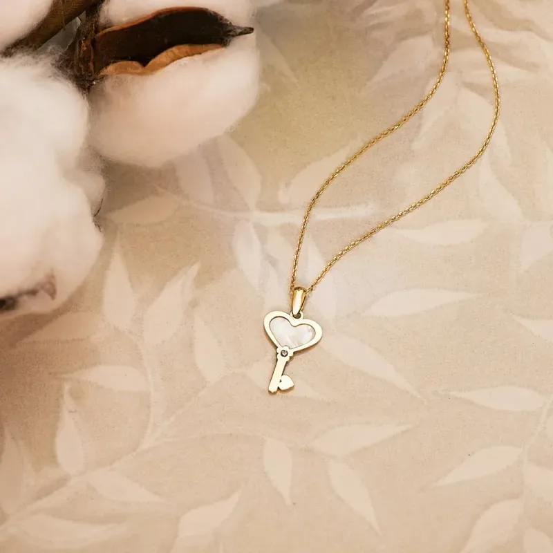 Colgante Oro 18k Nácar 18 mm. Llave Corazón Circonita mujer