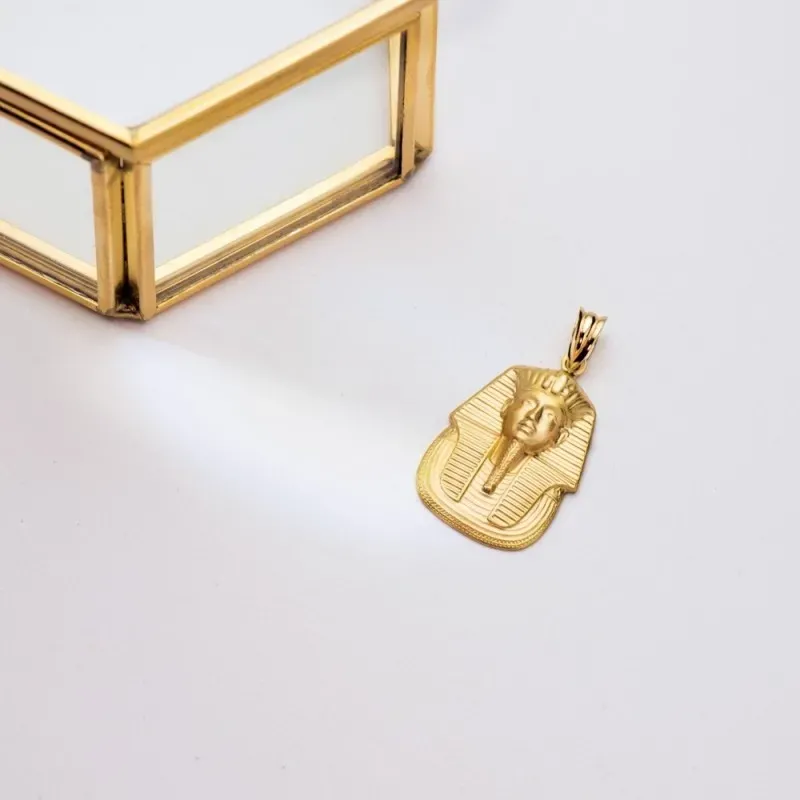 Faraón Egipcio Tutankamón Colgante Oro 18k relieve matizado 24 mm.