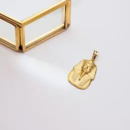 Faraón Egipcio Tutankamón Colgante Oro 18k relieve matizado 24 mm.
