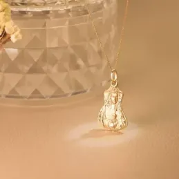 Virgen del Rocío Pastora Colgante Oro 18k unisex 28 mm. tallada. Grab
