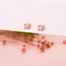 Pendientes Oro 18k mujer 5.5 mm. piedra color rosa forma cuadrada
