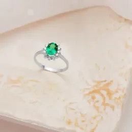 Sortija Oro Blanco 18k mujer esmeralda 8 mm. 1.1ct. combinada 12 diam