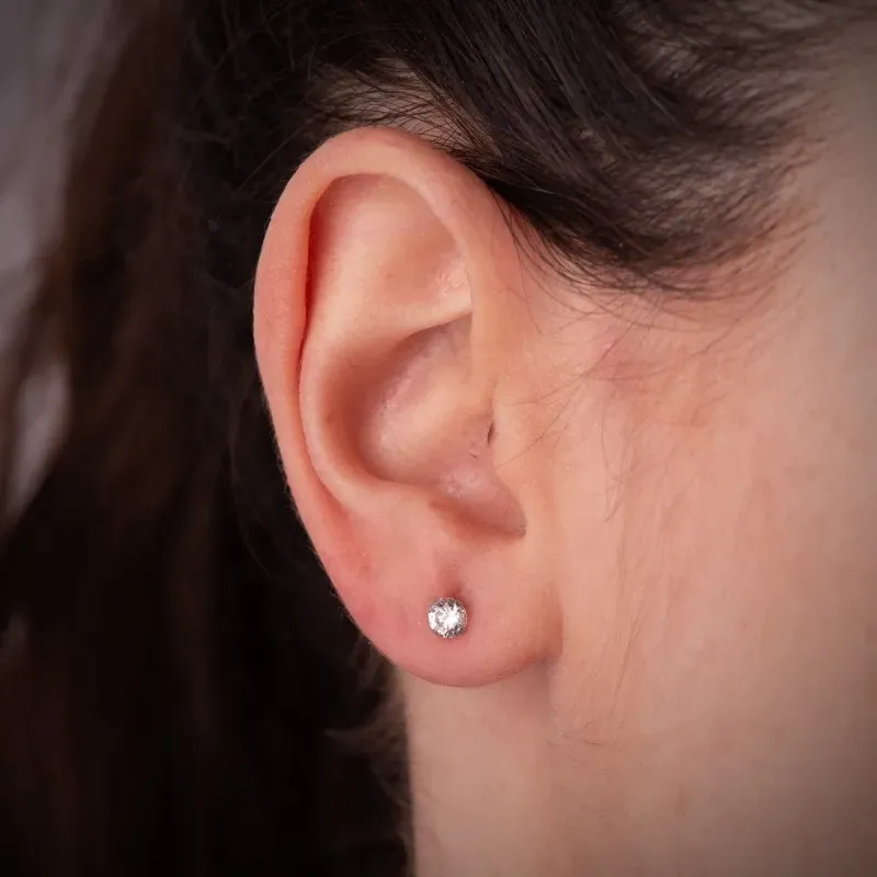 Pendientes en Oro Blanco de 18k con circonita de 4 mm. y cuatro garra