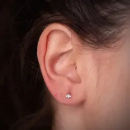 Pendientes en Oro Blanco de 18k con circonita de 3 mm. y cuatro garra