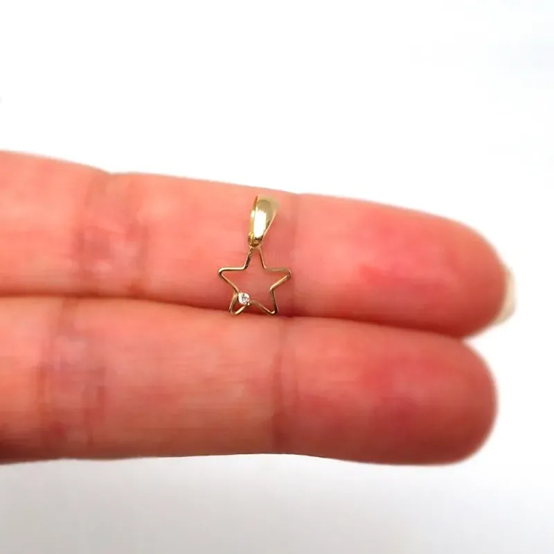 Colgante oro 18k niña estrella 9 mm. calada diamante brillante 0.009c