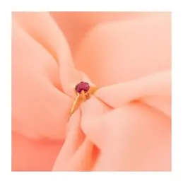 Solitario en Oro de 18k con circonita de color rosa con 5 mm. garras