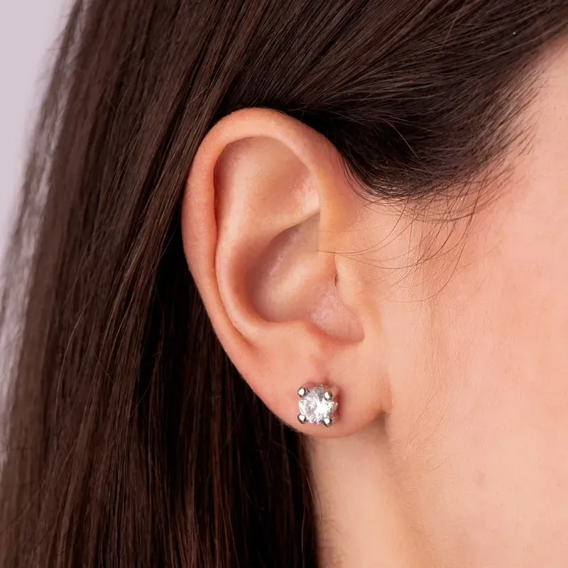 Pendientes en Oro Blanco de 18k con circonita redonda de 6 mm. y cuat