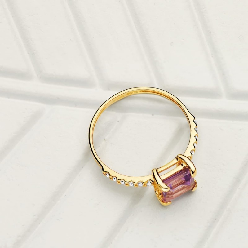 Sortija oro 18k centro piedra imitación amatista 6x6mm. cuerpo detalle circonitas