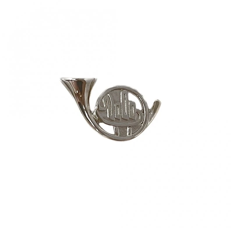 Pin metálico trompa 24 mm. plateado detalles relieve