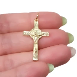 Cruz San Benito Colgante Plata Ley 925m chapado oro 33 mm.